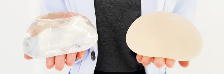 gładki i teksturowany implant do powiększania piersi