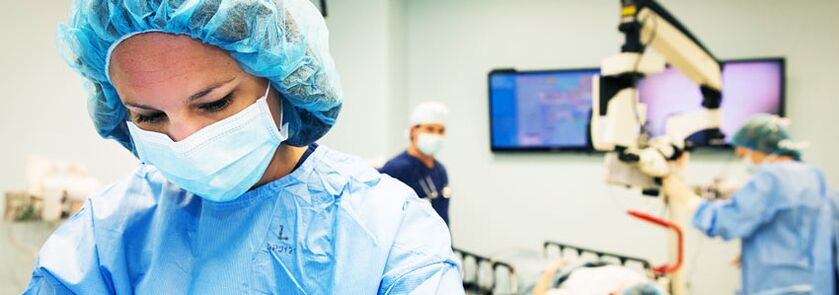 Chirurdzy wykonujący operacje plastyczne w celu powiększenia piersi