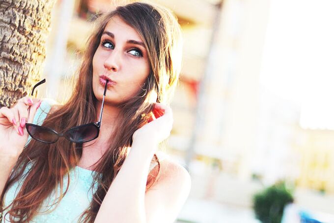 Dziewczyna zastanawia się, czy powinna poddać się operacji plastycznej w celu powiększenia piersi.