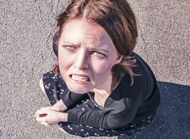 Dziewczynę spotkały konsekwencje mammoplastyki powiększającej