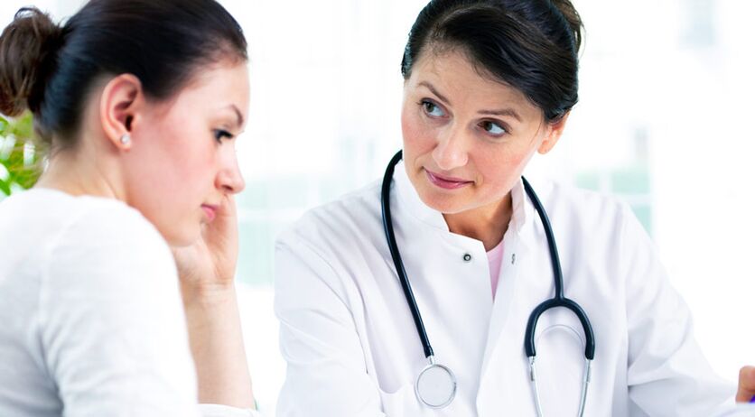 Lekarz doradza pacjentce w zakresie wskazań do mammoplastyki powiększającej.