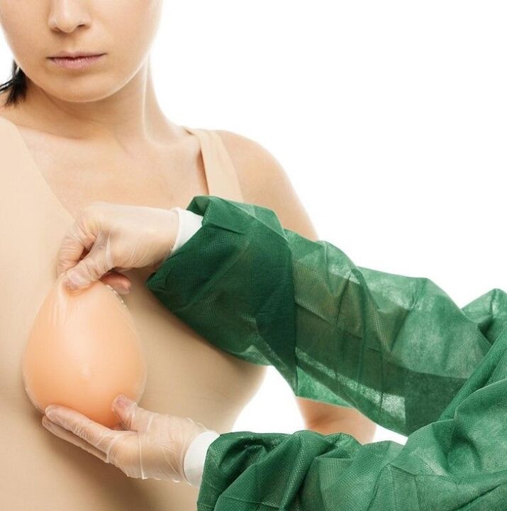 implanty powiększające piersi